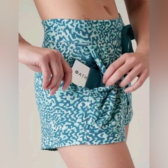 Athleta Balance Clouded Leopard Teal Blue 4” Shortie Shorts Size M NWT - Picture 5 of 13